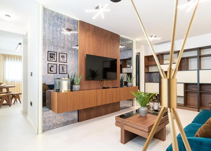 Ez Luxury Living 罗维尼