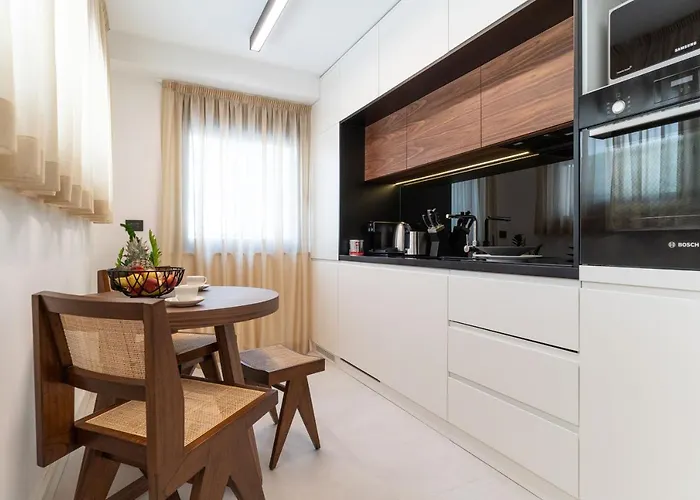 Ez Luxury Living * 罗维尼