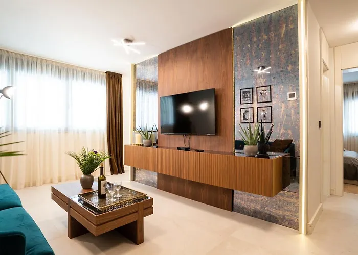 Ez Luxury Living * 罗维尼